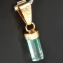 Außergewöhnlicher, hellgrüner Smaragdkristall in 18K/750 Gelbgold gefasst. In Handarbeit hergestellter Goldanhänger. (Einzelstück)