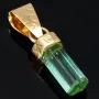 Außergewöhnlicher, hellgrüner Smaragdkristall in 18K/750 Gelbgold gefasst. In Handarbeit hergestellter Goldanhänger. (Einzelstück)