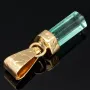 Außergewöhnlicher, hellgrüner Smaragdkristall in 18K/750 Gelbgold gefasst. In Handarbeit hergestellter Goldanhänger. (Einzelstück)