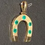 Edler Hufeisen-Anhänger mit 5 leuchtend, grasgrünen Smaragden im Rundschliff (ca. 0,52 ct. gesamt) in 18K 750 Gold gefasst und in aufwendiger Handarbeit hergestellt
