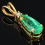 Smaragd-Anhänger - Hell leuchtender Smaragdtropfen mit eindrucksvollen ca. 3,69 ct. und einem Diamanten (ca. 0,1 ct.) in hochwertigem 18K / 750 Gold gefasst