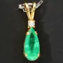 Smaragd-Anhänger - Hell leuchtender Smaragdtropfen mit eindrucksvollen ca. 3,69 ct. und einem Diamanten (ca. 0,1 ct.) in hochwertigem 18K / 750 Gold gefasst