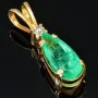 Smaragd-Anhänger - Hell leuchtender Smaragdtropfen mit eindrucksvollen ca. 3,69 ct. und einem Diamanten (ca. 0,1 ct.) in hochwertigem 18K / 750 Gold gefasst