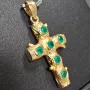 Luxuriöser in Handarbeit gefertigter Goldanhänger, der kunstvoll Baumäste nachbildet und die Form eines Kreuzes darstellt, ist mit 6 funkelnden Smaragden (ca. 0,7 ct. gesamt) im Rundschliff besetzt (750er 18K Gold)