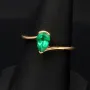 Prächtiger Goldring für Damen mit einem ausgewählten, leuchtend grasgrünen Smaragd in Tropfenform eingefasst in 18K / 750 Gold - hergestellt in Handarbeit - RG ca. 55