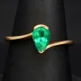 Prächtiger Goldring für Damen mit einem ausgewählten, leuchtend grasgrünen Smaragd in Tropfenform eingefasst in 18K / 750 Gold - hergestellt in Handarbeit - RG ca. 55