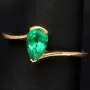 Prächtiger Goldring für Damen mit einem ausgewählten, leuchtend grasgrünen Smaragd in Tropfenform eingefasst in 18K / 750 Gold - hergestellt in Handarbeit - RG ca. 55
