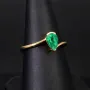 Prächtiger Goldring für Damen mit einem ausgewählten, leuchtend grasgrünen Smaragd in Tropfenform eingefasst in 18K / 750 Gold - hergestellt in Handarbeit - RG ca. 55