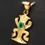 Precolombino Frosch-Anhänger aus glanzvollem 750 / 18K Gold im präkolumbianischen Stil mit einem edlen, eingefassten Smaragd (ca. 0,28 ct.)