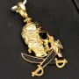 Gold-Anhänger mit Motiv: "Pirat / Totenkopf mit Augenklappe mit gekreuzten Säbeln" in 585er 14K Gelbgold mit schwarzem Zirkoniabesatz