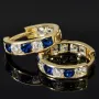 Mini-Creolen aus edlem Gelbgold (585 14K Gold) bestückt mit funkelnden weißen und blauen Zirkoniasteinen