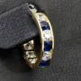 Mini-Creolen aus edlem Gelbgold (585 14K Gold) bestückt mit funkelnden weißen und blauen Zirkoniasteinen