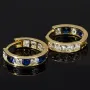Mini-Creolen aus edlem Gelbgold (585 14K Gold) bestückt mit funkelnden weißen und blauen Zirkoniasteinen