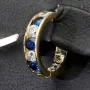 Mini-Creolen aus edlem Gelbgold (585 14K Gold) bestückt mit funkelnden weißen und blauen Zirkoniasteinen