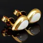 Gold-Ohrstecker aus 14K / 585 Gold, jeweils mit einem in leuchtenden Farben schimmernden Opal-Dublette bestückt