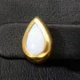 Gold-Ohrstecker aus 14K / 585 Gold, jeweils mit einem in leuchtenden Farben schimmernden Opal-Dublette bestückt
