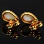 Gold-Ohrstecker aus 14K / 585 Gold, jeweils mit einem in leuchtenden Farben schimmernden Opal-Dublette bestückt