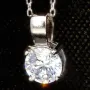 Hochwertig produziertes Schmuckset aus edlem 925er Sterling Silber, bestehend aus einer filigranen Ankerkette und einem Anhänger mit einem größeren in Krappen eingefassten, brillantgeschliffenen Zirkonia (Diamantimitat)