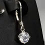 Ohrringe in feinem Glanz: Zirkoniasteine im Brillantschliff treffen auf rhodiniertes Sterlingsilber (925)
