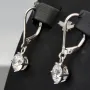 Ohrringe in feinem Glanz: Zirkoniasteine im Brillantschliff treffen auf rhodiniertes Sterlingsilber (925)