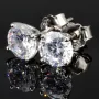 Funkelnde Ohrstecker aus rhodiniertem 925er Sterlingsilber mit Zirkonia (Diamant-Imitation-Steine, Brillantschliff) in Krappen gefasst