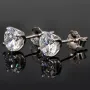 Funkelnde Ohrstecker aus rhodiniertem 925er Sterlingsilber mit Zirkonia (Diamant-Imitation-Steine, Brillantschliff) in Krappen gefasst