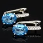 Edle Ohrringe / Ohrboutons aus 925 Sterling Silber bestückt mit 2 großen, leuchtenden blauen Zirkoniasteinen und 10 brillantgeschliffene, strahlende weiße Zirkonia