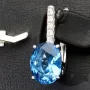Edle Ohrringe / Ohrboutons aus 925 Sterling Silber bestückt mit 2 großen, leuchtenden blauen Zirkoniasteinen und 10 brillantgeschliffene, strahlende weiße Zirkonia