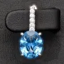 Edle Ohrringe / Ohrboutons aus 925 Sterling Silber bestückt mit 2 großen, leuchtenden blauen Zirkoniasteinen und 10 brillantgeschliffene, strahlende weiße Zirkonia