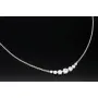 Exquisites Collier aus Sterling Silber 925, rhodiniert und poliert, mit eingearbeitetem Zierelement, bestückt mit größeren, eingefassten Zirkonia (Diamantimitat, Brillantschliff) ca. 44-49 cm Länge verstellbar