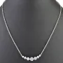 Exquisites Collier aus Sterling Silber 925, rhodiniert und poliert, mit eingearbeitetem Zierelement, bestückt mit größeren, eingefassten Zirkonia (Diamantimitat, Brillantschliff) ca. 44-49 cm Länge verstellbar
