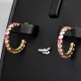 Zeitlos elegante Creolen aus vergoldetem 925 Sterling Silber mit 32 funkelnden Multicolor Zirkonia (Brillantschliff)