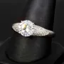 Edler Ring für Damen mit einem hochkarätigen Zirkonia im Brillantschliff (Diamantimitat) und vielen kleinen Zirkonia – 925er Sterling Silber, rhodiniert und poliert - RG ca. 63