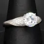 Edler Ring für Damen mit einem hochkarätigen Zirkonia im Brillantschliff (Diamantimitat) und vielen kleinen Zirkonia – 925er Sterling Silber, rhodiniert und poliert - RG ca. 63