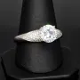 Edler Ring für Damen mit einem hochkarätigen Zirkonia im Brillantschliff (Diamantimitat) und vielen kleinen Zirkonia – 925er Sterling Silber, rhodiniert und poliert - RG ca. 63