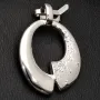 Glänzender Anhänger aus 925er Sterling Silber, rhodiniert und poliert, besetzt mit kleinen funkelnden Zirkonia-Steinen (Diamantimitate im Brillantschliff)