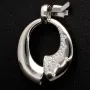Glänzender Anhänger aus 925er Sterling Silber, rhodiniert und poliert, besetzt mit kleinen funkelnden Zirkonia-Steinen (Diamantimitate im Brillantschliff)