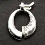 Glänzender Anhänger aus 925er Sterling Silber, rhodiniert und poliert, besetzt mit kleinen funkelnden Zirkonia-Steinen (Diamantimitate im Brillantschliff)