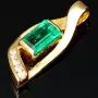 Außergewöhnlicher Smaragdanhänger in 18K / 750 Gold mit einem beeindruckenden kolumbianischen Smaragd von ca. 1 ct und 5 Diamanten (gesamt ca. 0,12 ct.)
