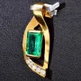 Außergewöhnlicher Smaragdanhänger in 18K / 750 Gold mit einem beeindruckenden kolumbianischen Smaragd von ca. 1 ct und 5 Diamanten (gesamt ca. 0,12 ct.)