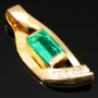 Außergewöhnlicher Smaragdanhänger in 18K / 750 Gold mit einem beeindruckenden kolumbianischen Smaragd von ca. 1 ct und 5 Diamanten (gesamt ca. 0,12 ct.)
