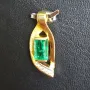 Außergewöhnlicher Smaragdanhänger in 18K / 750 Gold mit einem beeindruckenden kolumbianischen Smaragd von ca. 1 ct und 5 Diamanten (gesamt ca. 0,12 ct.)
