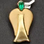Stilvoller-Anhänger in Form eines Engels in Handarbeit in 750er (18K) Gelbgold hergestellt mit einem leuchtend tannengrünen kolumbianischen Smaragd in Tropfenform (ca. 0,25 ct.) geschliffen