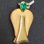 Stilvoller-Anhänger in Form eines Engels in Handarbeit in 750er (18K) Gelbgold hergestellt mit einem leuchtend tannengrünen kolumbianischen Smaragd in Tropfenform (ca. 0,25 ct.) geschliffen
