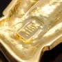 Stilvoller-Anhänger in Form eines Engels in Handarbeit in 750er (18K) Gelbgold hergestellt mit einem leuchtend tannengrünen kolumbianischen Smaragd in Tropfenform (ca. 0,25 ct.) geschliffen