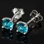 Exquisite Ohrstecker aus 925 Sterling Silber bestückt mit 2 größeren, leuchtenden blauen Zirkoniasteinen (Diamantimitationen) in Krappen gefasst