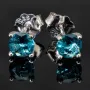 Exquisite Ohrstecker aus 925 Sterling Silber bestückt mit 2 größeren, leuchtenden blauen Zirkoniasteinen (Diamantimitationen) in Krappen gefasst