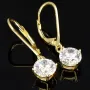 Hochwertig produzierte Ohrringe aus glänzendem 925er Sterling Silber, vergoldet und besetzt mit leuchtenden Zirkonia-Steinen im Brillantschliff (Diamantimitationen)