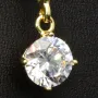 Hochwertig produzierte Ohrringe aus glänzendem 925er Sterling Silber, vergoldet und besetzt mit leuchtenden Zirkonia-Steinen im Brillantschliff (Diamantimitationen)