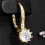 Ohrringe aus feinem 925er Silber, vergoldet und veredelt mit glitzernden Zirkonia-Steinen im Brillantschliff (Diamant-Imitation-Steine) in Krappen eingefasst– stilvoll, feminin und zeitlos schön